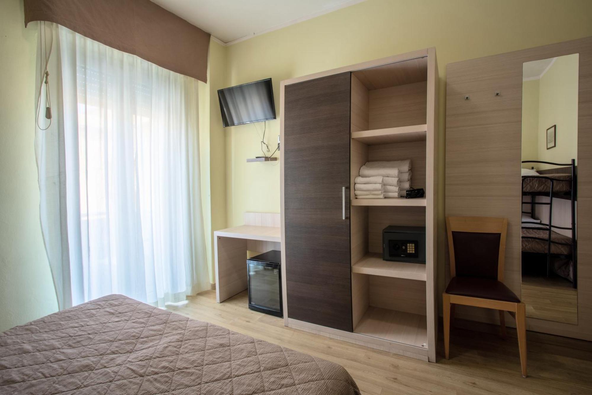 Hotel Bamby Ріміні Екстер'єр фото