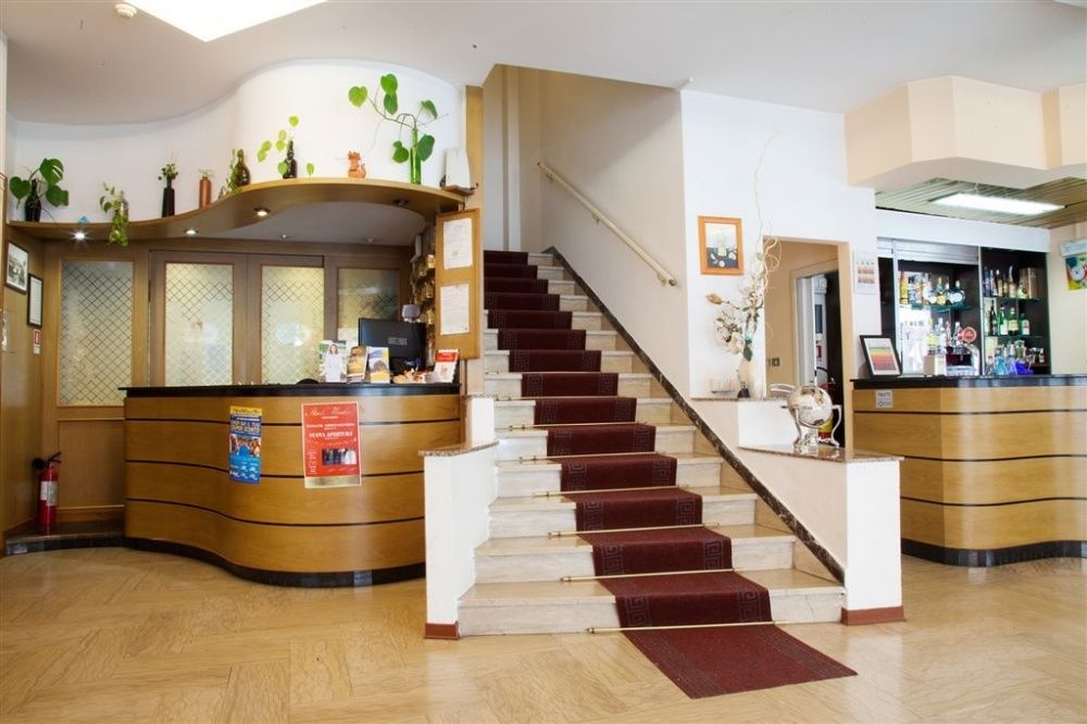 Hotel Bamby Ріміні Екстер'єр фото