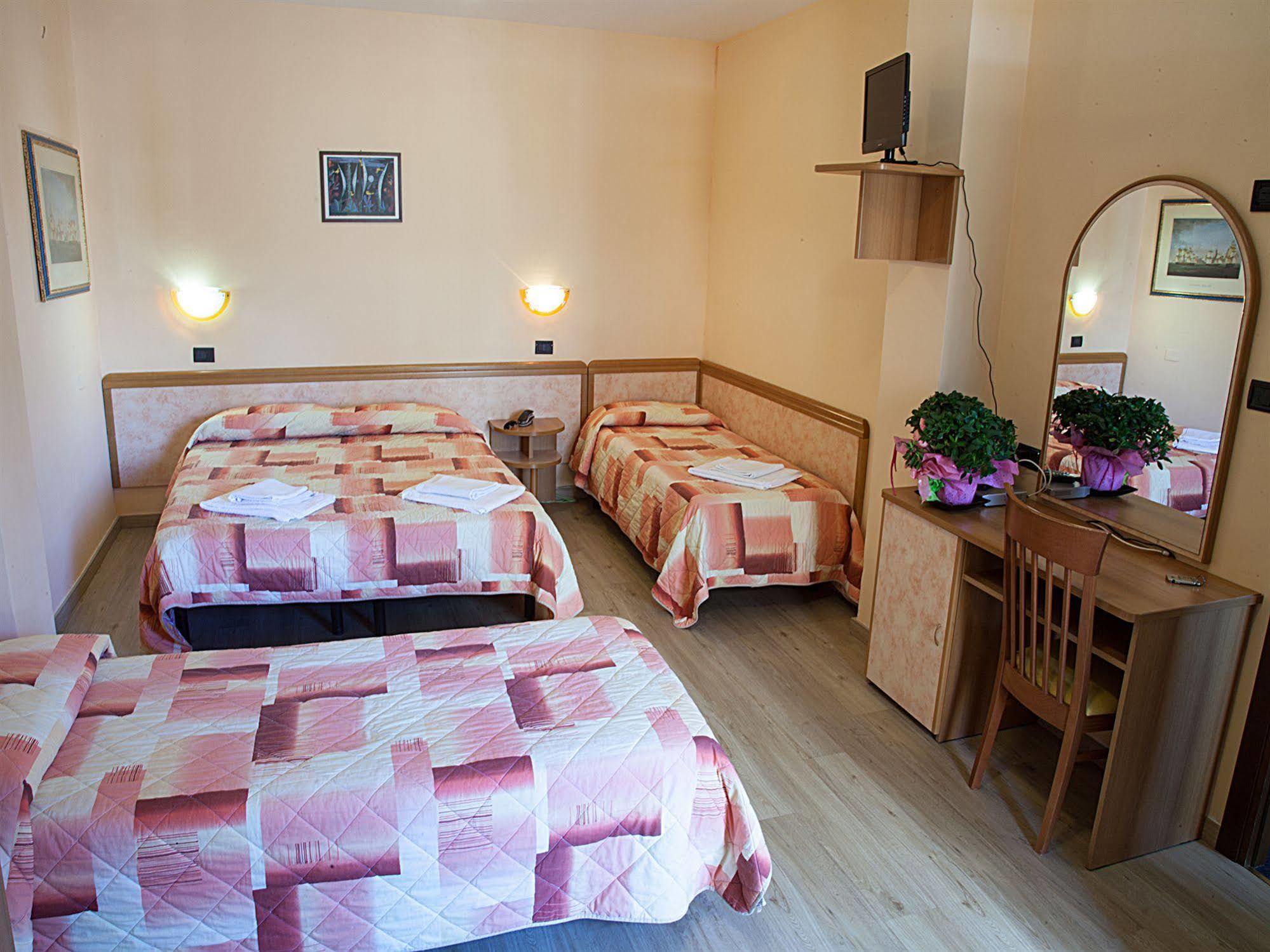 Hotel Bamby Ріміні Екстер'єр фото