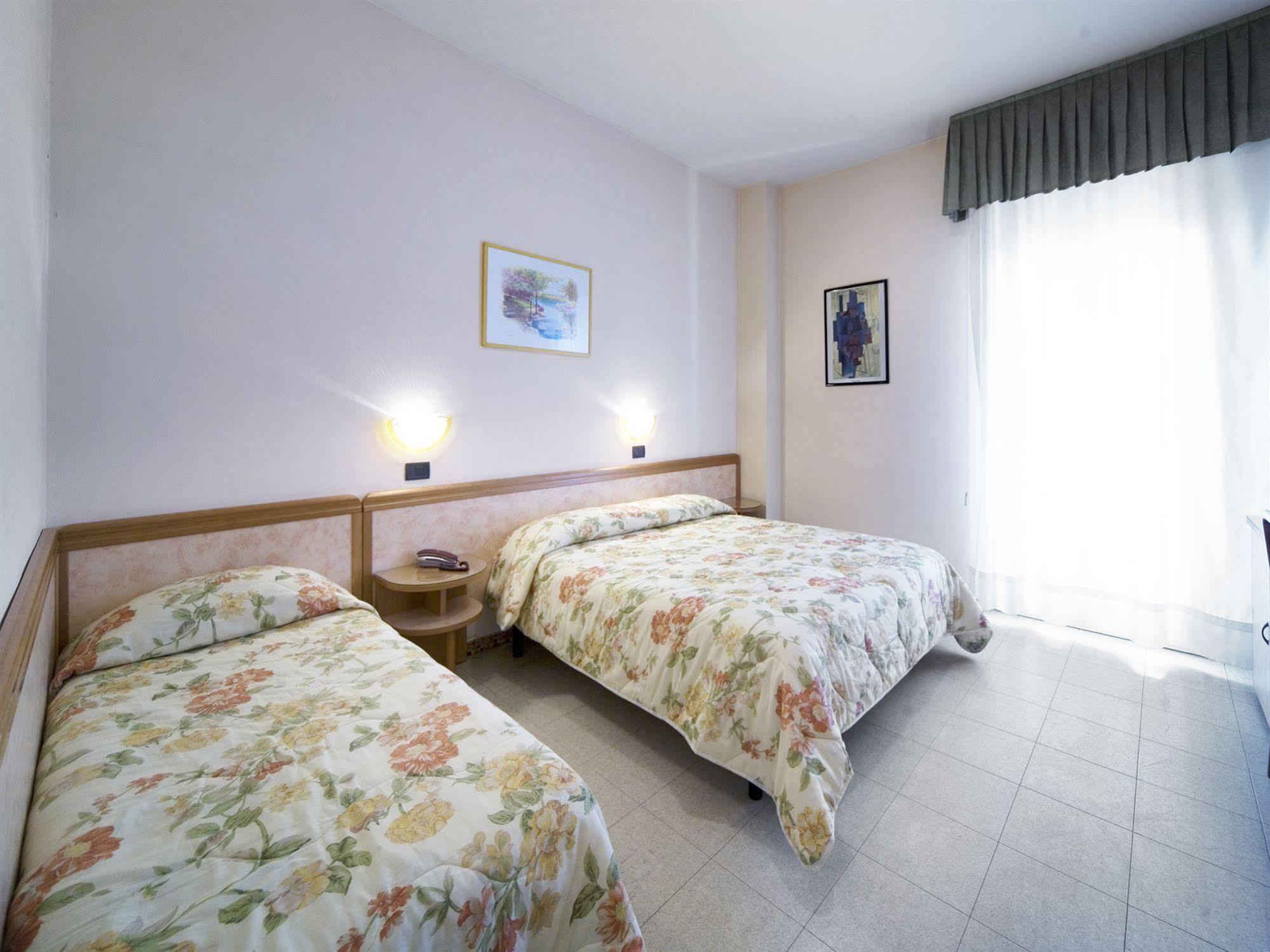 Hotel Bamby Ріміні Екстер'єр фото