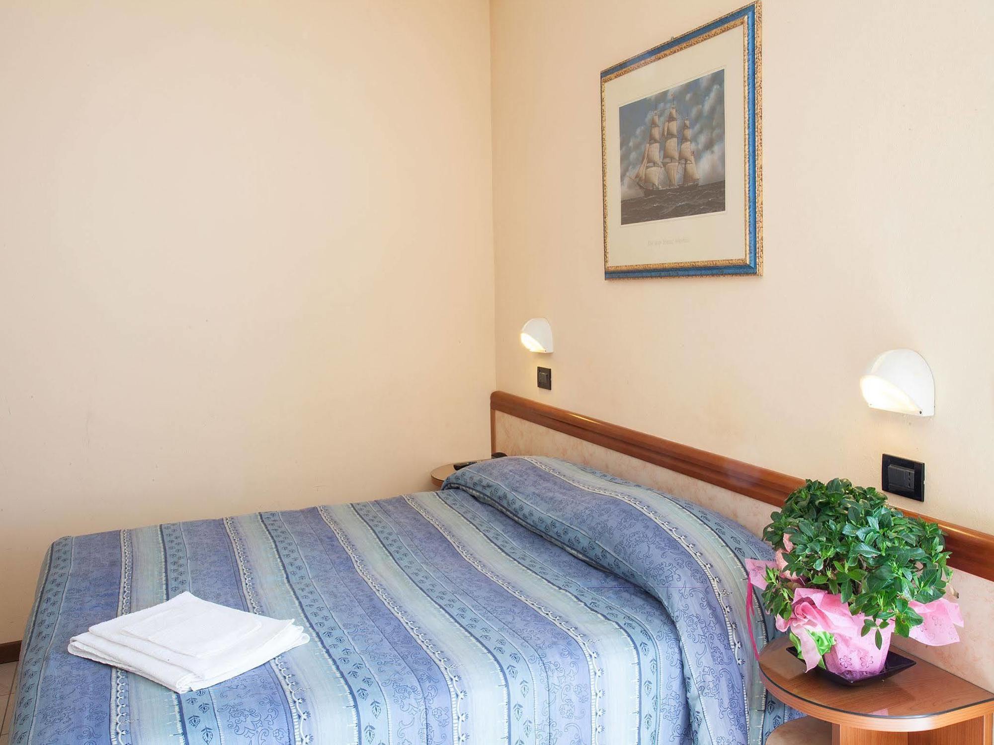 Hotel Bamby Ріміні Екстер'єр фото