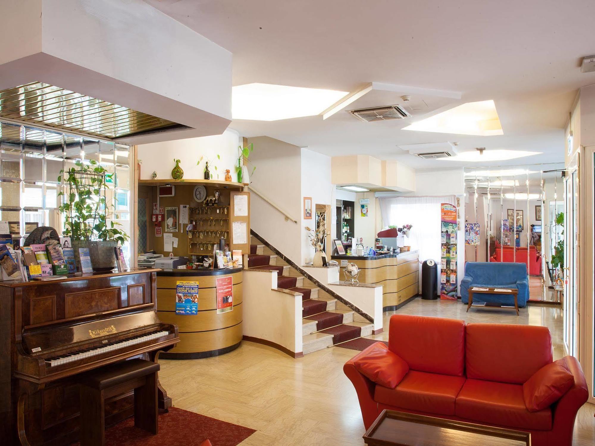 Hotel Bamby Ріміні Екстер'єр фото