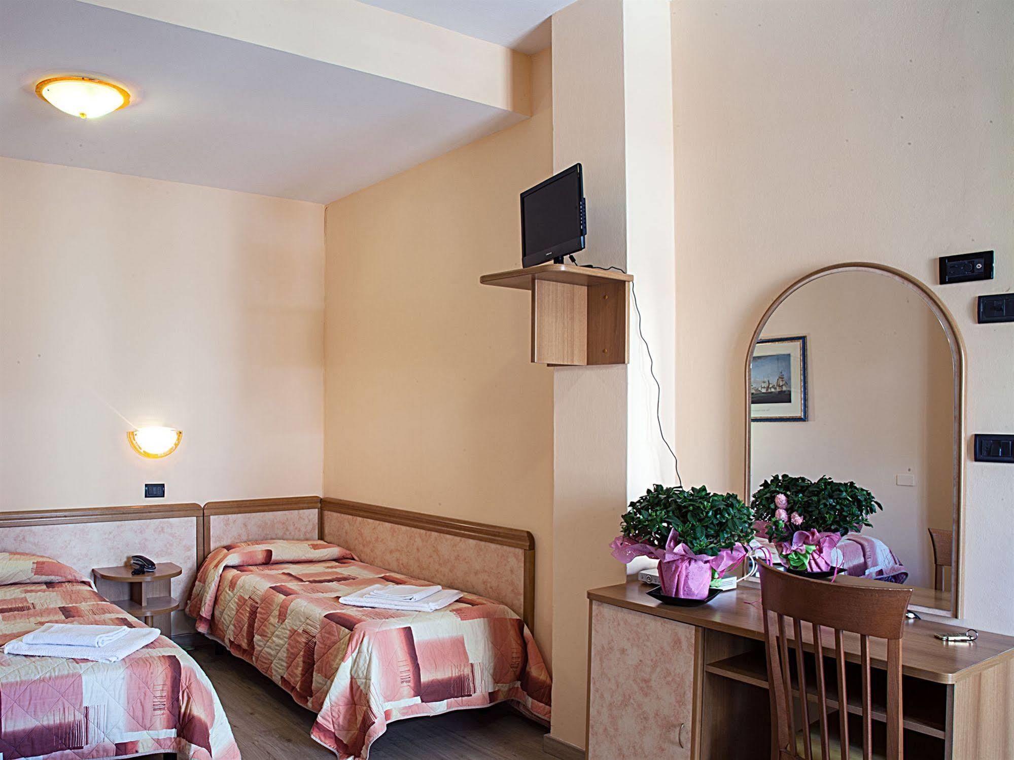 Hotel Bamby Ріміні Екстер'єр фото