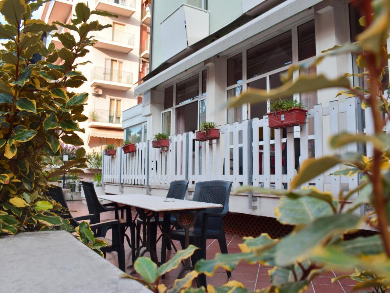 Hotel Bamby Ріміні Екстер'єр фото